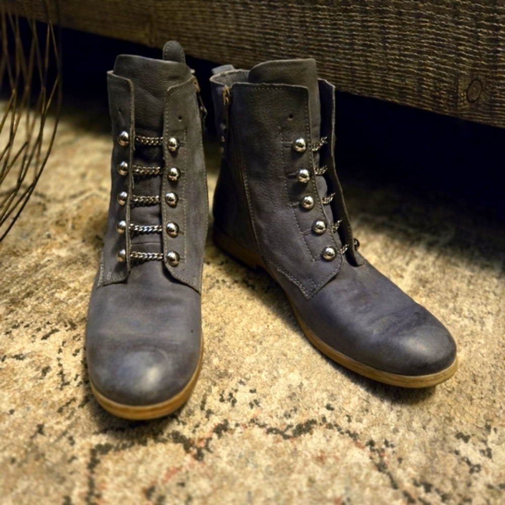 MJUS Art Silver Button Leather Ankle Boots